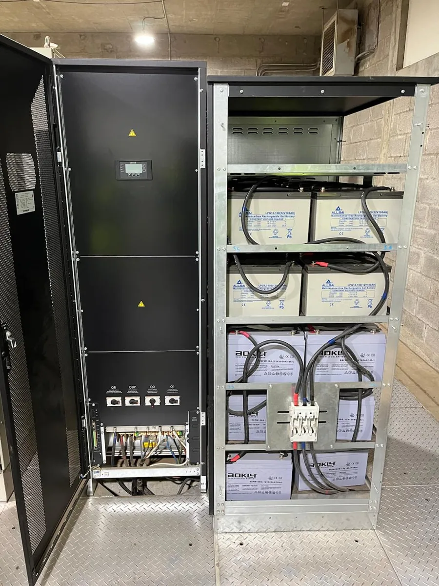 UPS Centiel y banco de baterías en sala técnica