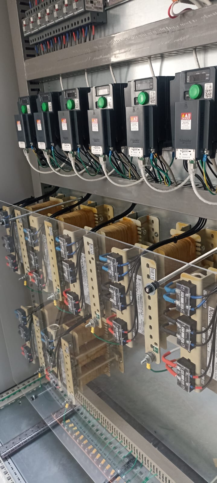 Tablero eléctrico con variadores de frecuencia instalados por IMSO SPA