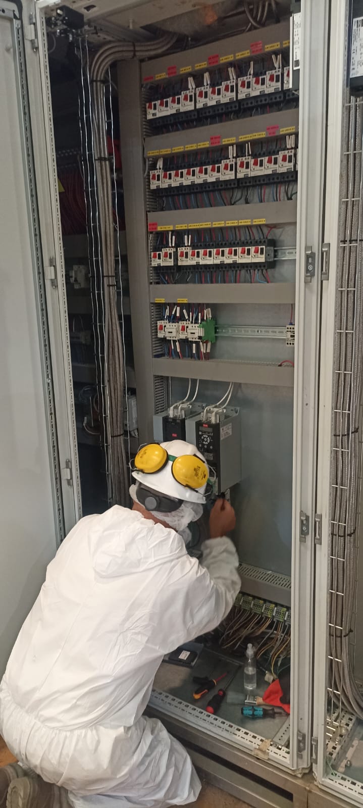 Técnico de IMSO SPA interviniendo un tablero eléctrico en terreno